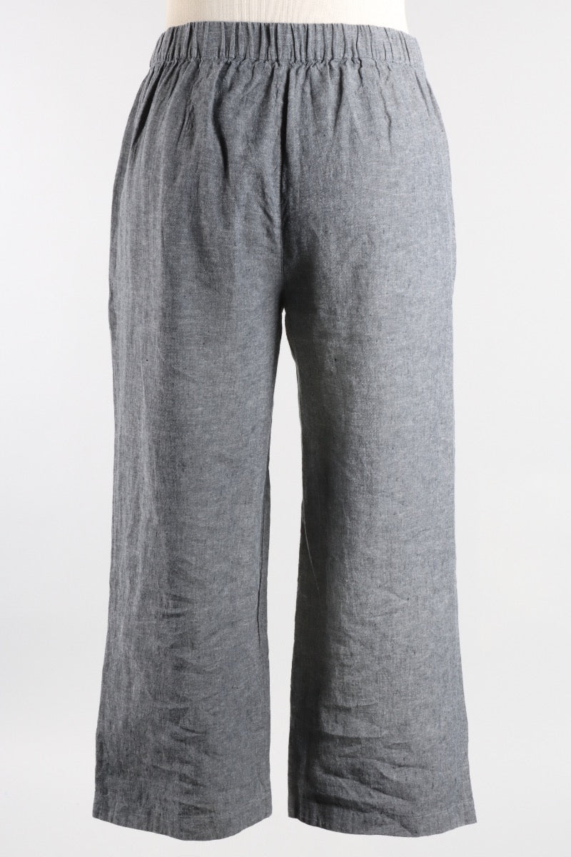 Pleat Button Capri - Black