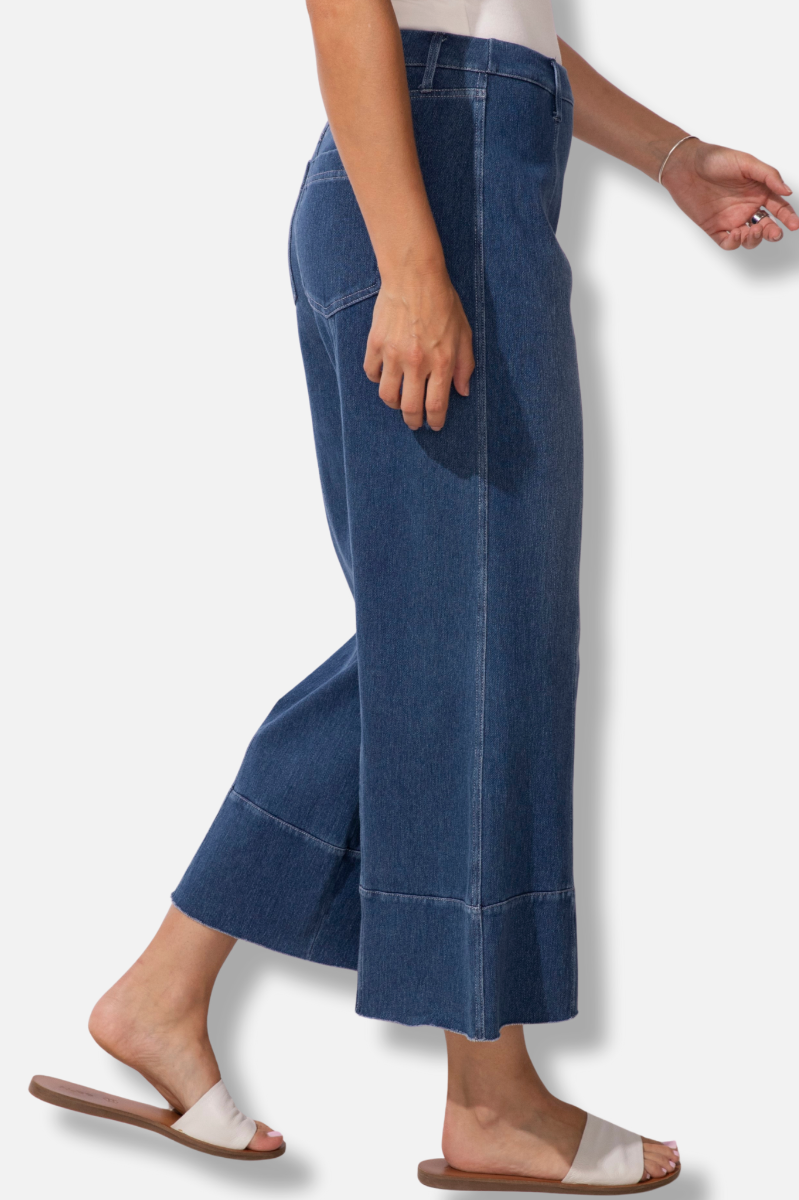 Comfort Crop Flood Jean - Mid Wash